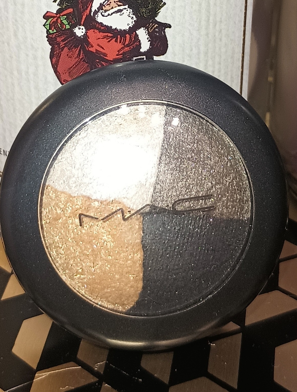 LIVE GIVEAWAY! MAC ASSEMBLAGE 4 QUAD EYESHADOW PALETTE
